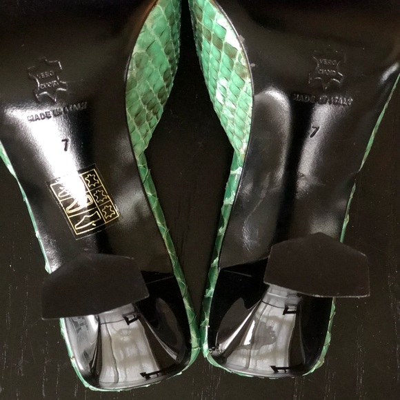 Stunning, sexy, Italian made and bought, green lizard mules. - Picture 4 of 5